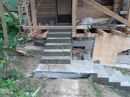 Монолитная лестницама к деревянному дому